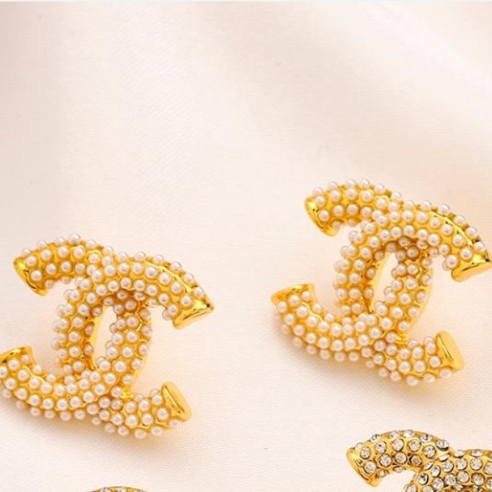 Gold earrings with pearl details